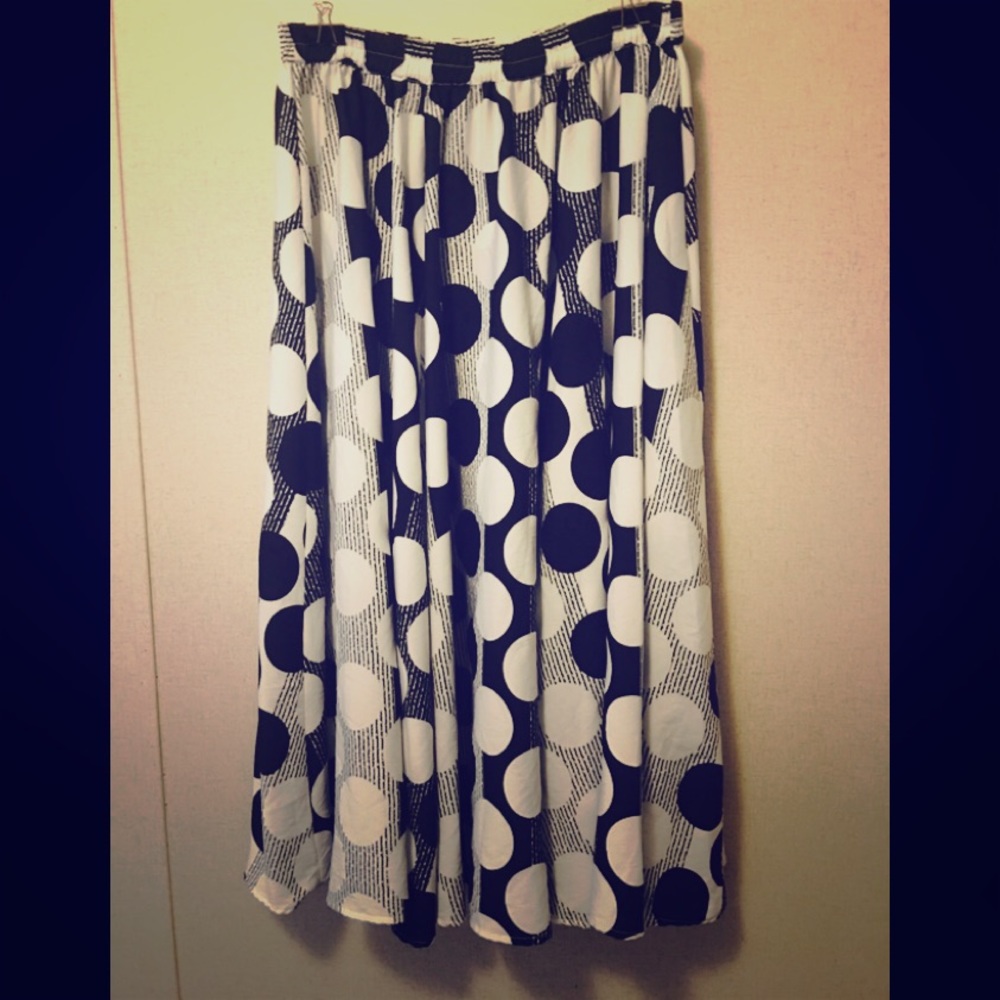 18/20 Beautiful Black And white Polkadot Skirt